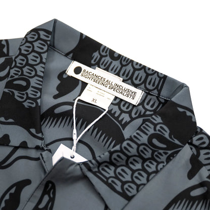 BACANCES(バカンシーズ)の総柄の開襟シャツ「BC SKEM HAWAIAN SHIRTS(SAKE)」のBLACKカラーの襟元の写真