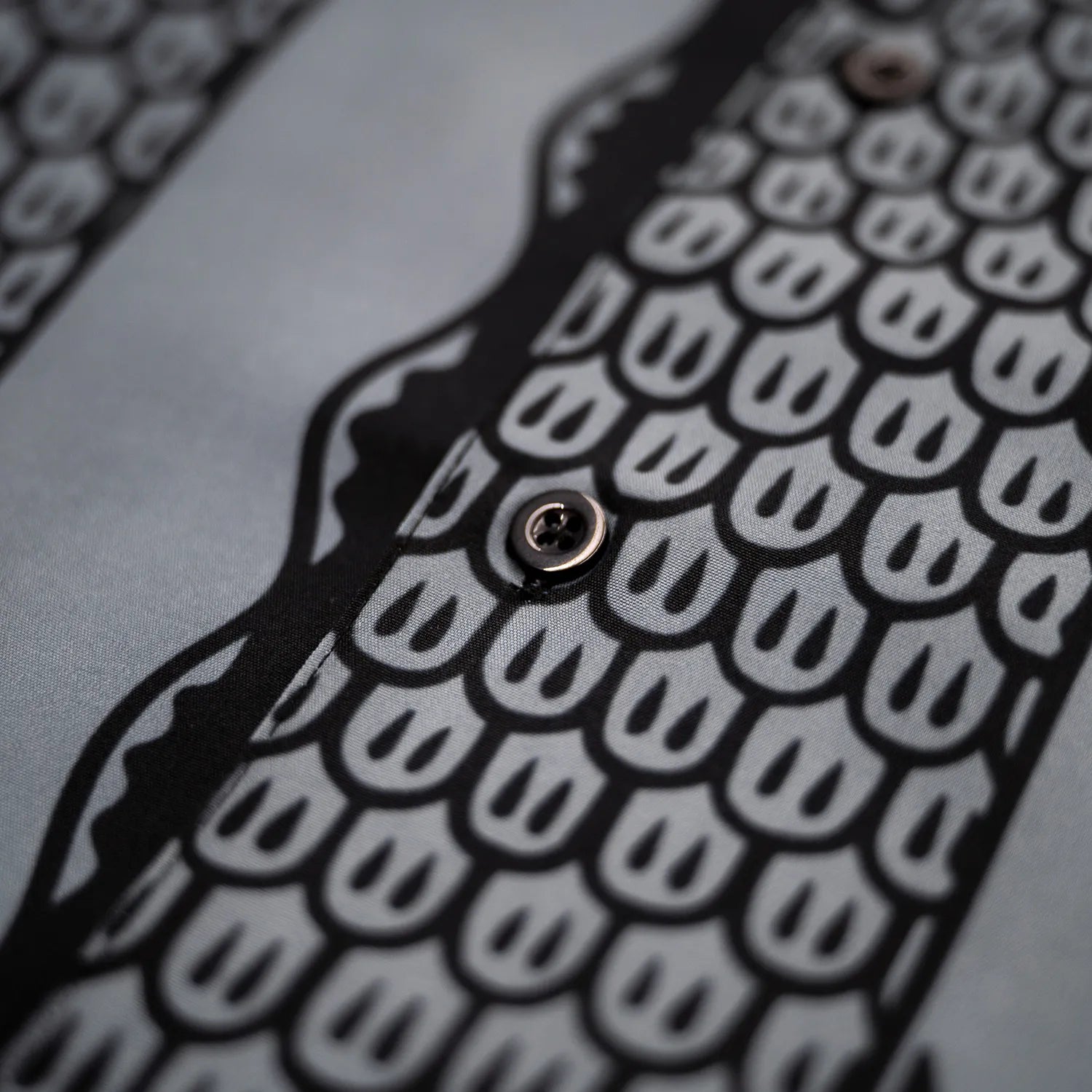 BACANCES(バカンシーズ)の総柄の開襟シャツ「BC SKEM HAWAIAN SHIRTS(SAKE)」のBLACKカラーの正面のボタンの写真