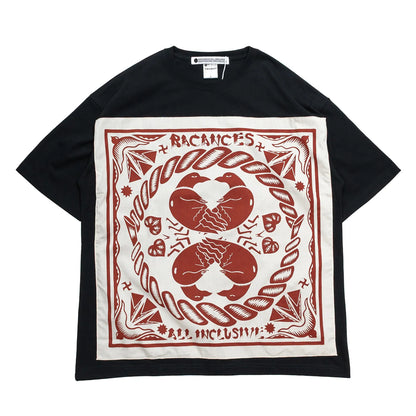 BACANCES(バカンシーズ)のフロントに大きなバンダナを縫い付けたTシャツ「BC SKEM BANDANA T-SHIRTS (YATAGARASU)」のBLACKカラーの正面からの商品写真