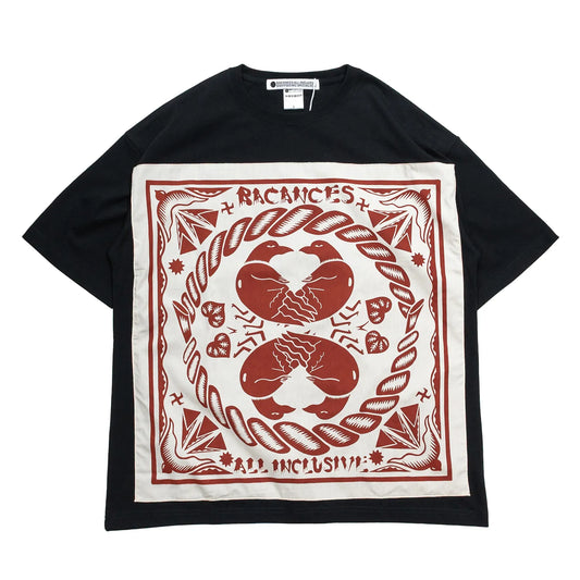 BACANCES(バカンシーズ)のフロントに大きなバンダナを縫い付けたTシャツ「BC SKEM BANDANA T-SHIRTS (YATAGARASU)」のBLACKカラーの正面からの商品写真