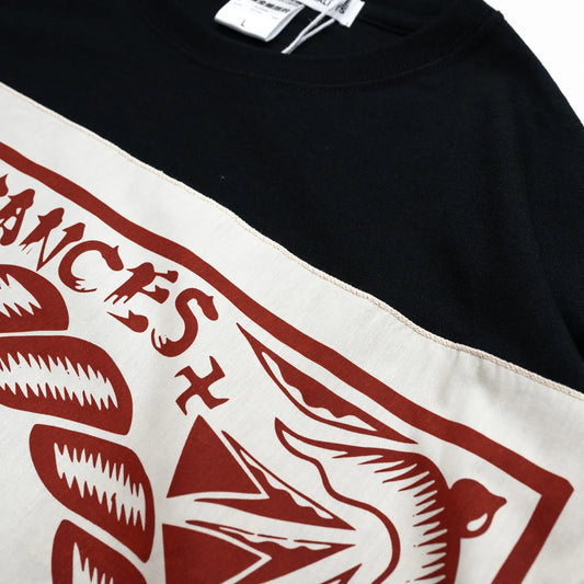 BACANCES(バカンシーズ)のフロントに大きなバンダナを縫い付けたTシャツ「BC SKEM BANDANA T-SHIRTS (YATAGARASU)」のBLACKカラーのフロントデザインの近接商品写真