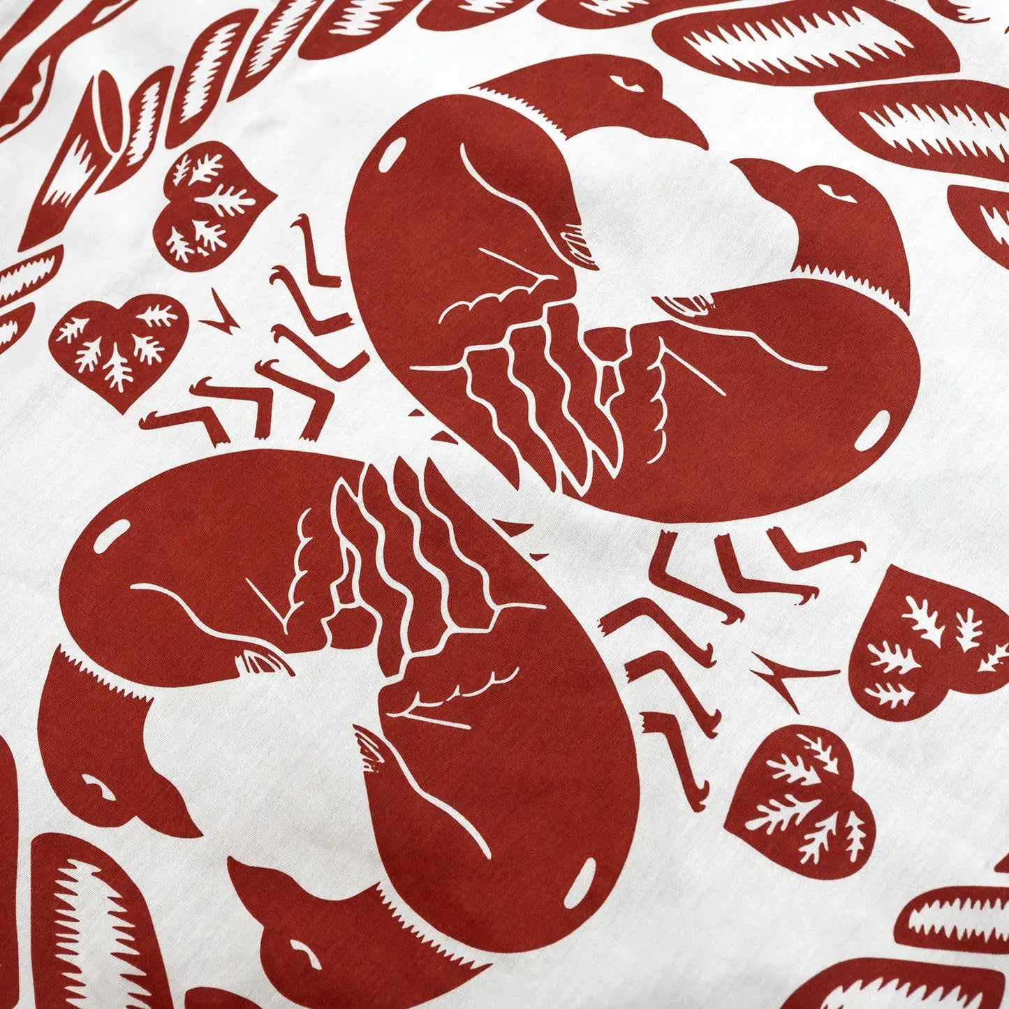 BACANCES(バカンシーズ)のフロントに大きなバンダナを縫い付けたTシャツ「BC SKEM BANDANA T-SHIRTS (YATAGARASU)」のBLACKカラーのフロントデザインの別の位置の近接商品写真