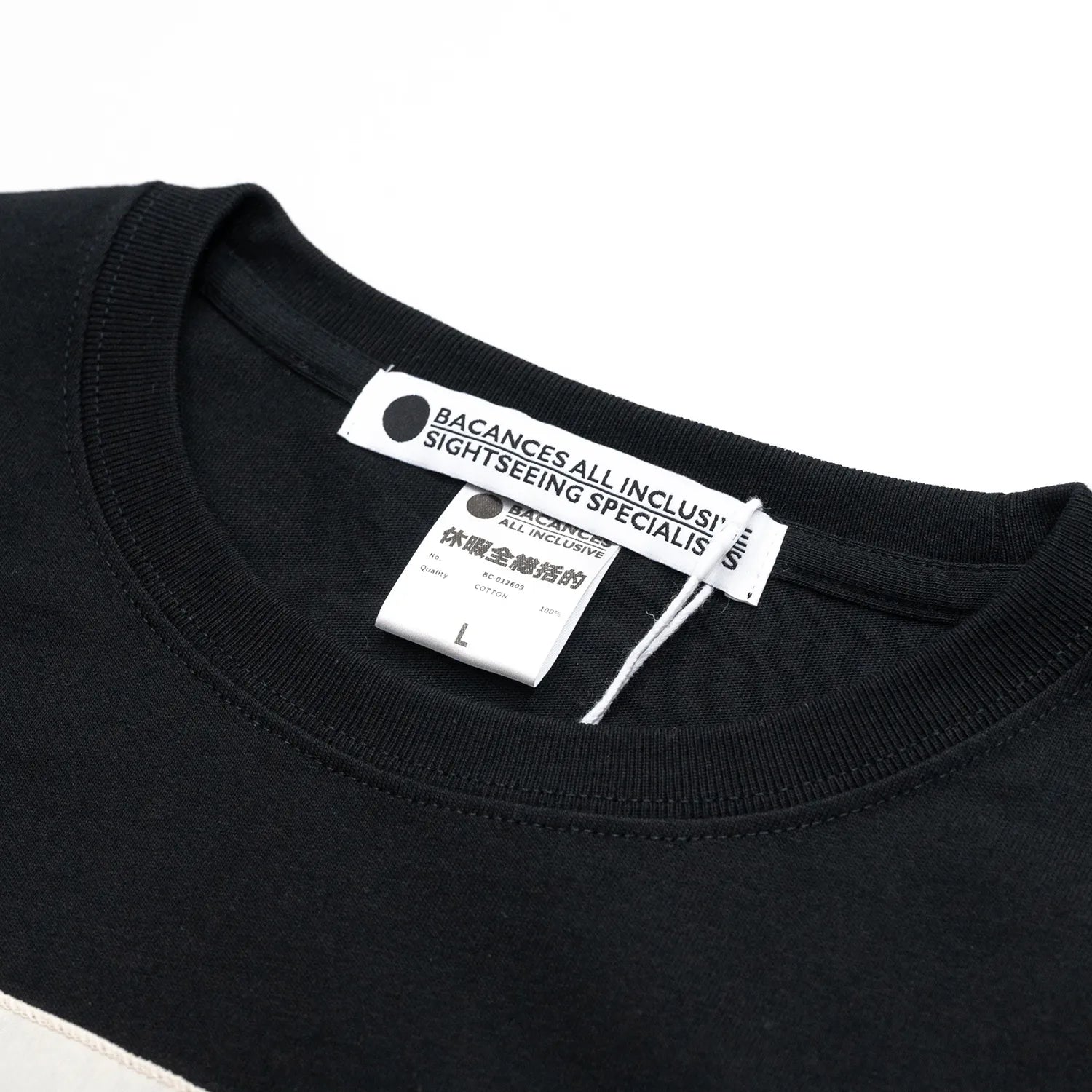 BACANCES(バカンシーズ)のフロントに大きなバンダナを縫い付けたTシャツ「BC SKEM BANDANA T-SHIRTS (YATAGARASU)」のBLACKカラーの襟元の写真