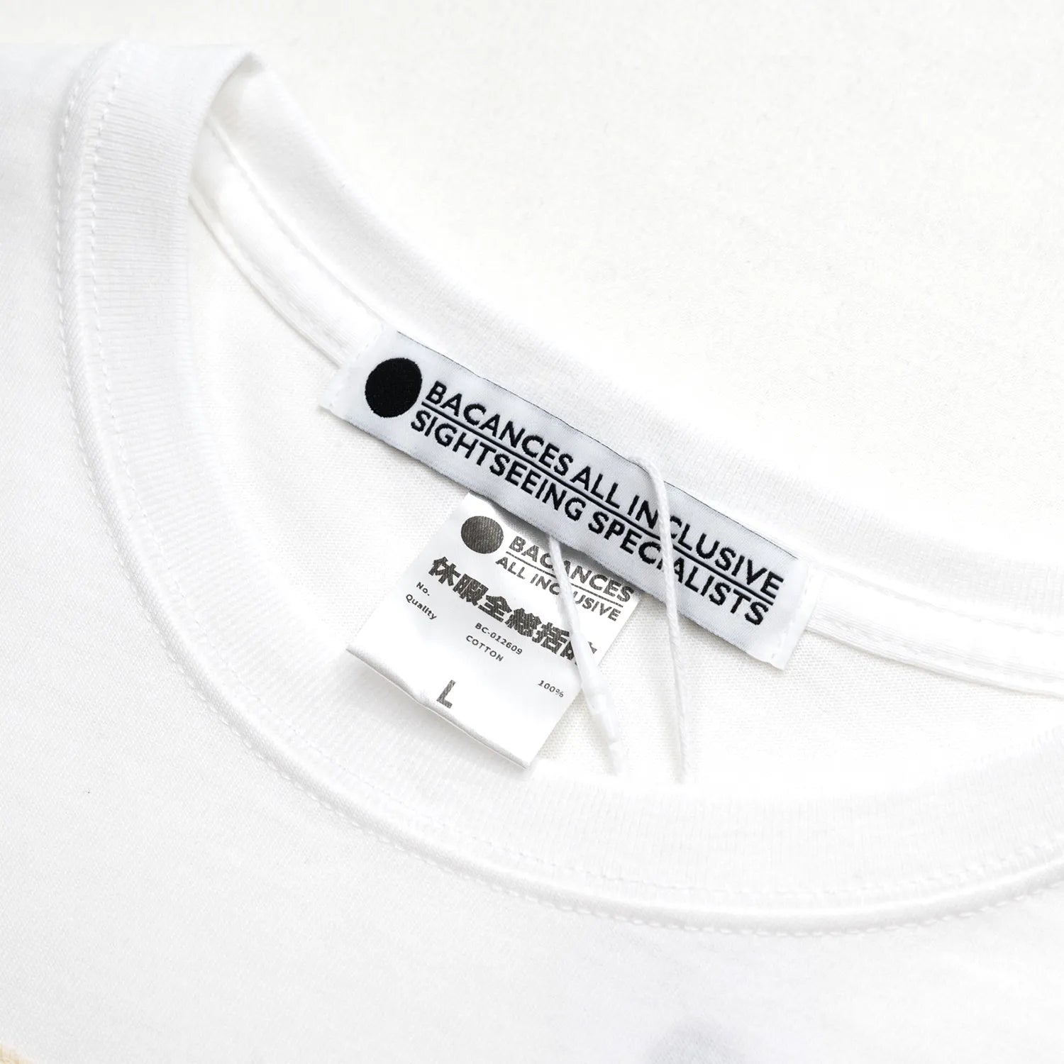 BACANCES(バカンシーズ)のフロントに大きなバンダナを縫い付けたTシャツ「BC SKEM BANDANA T-SHIRTS (YATAGARASU)」のWHITEカラーの襟元の写真