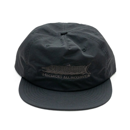 BACANCES(バカンシーズ)のフロントにデザインが刺繍されたナイロン製のキャップ「BC SKEM NYLON CAP(SAKE)」のBLACKカラーの正面からの商品写真