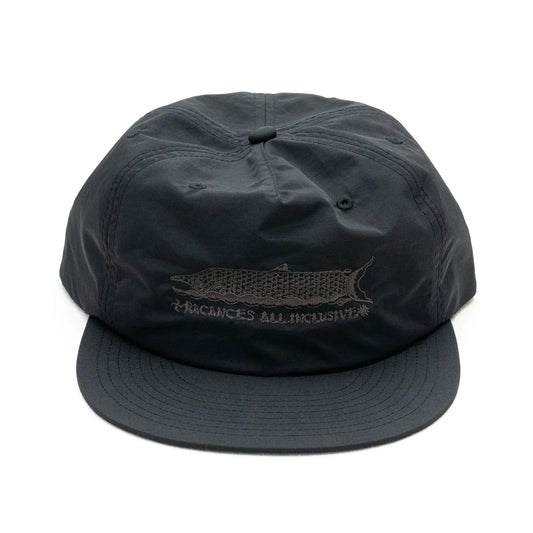 BACANCES(バカンシーズ)のフロントにデザインが刺繍されたナイロン製のキャップ「BC SKEM NYLON CAP(SAKE)」のBLACKカラーの正面からの商品写真