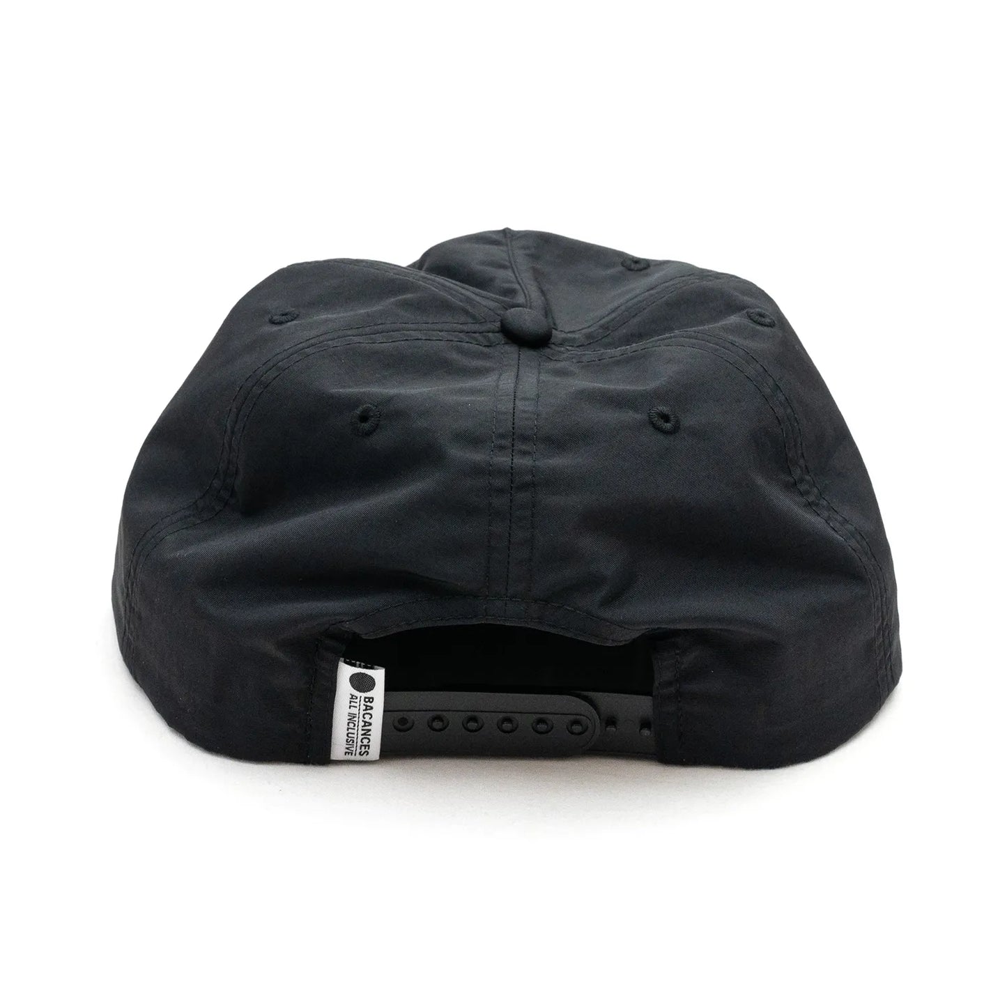 BACANCES(バカンシーズ)のフロントにデザインが刺繍されたナイロン製のキャップ「BC SKEM NYLON CAP(SAKE)」のBLACKカラーの背面からの商品写真