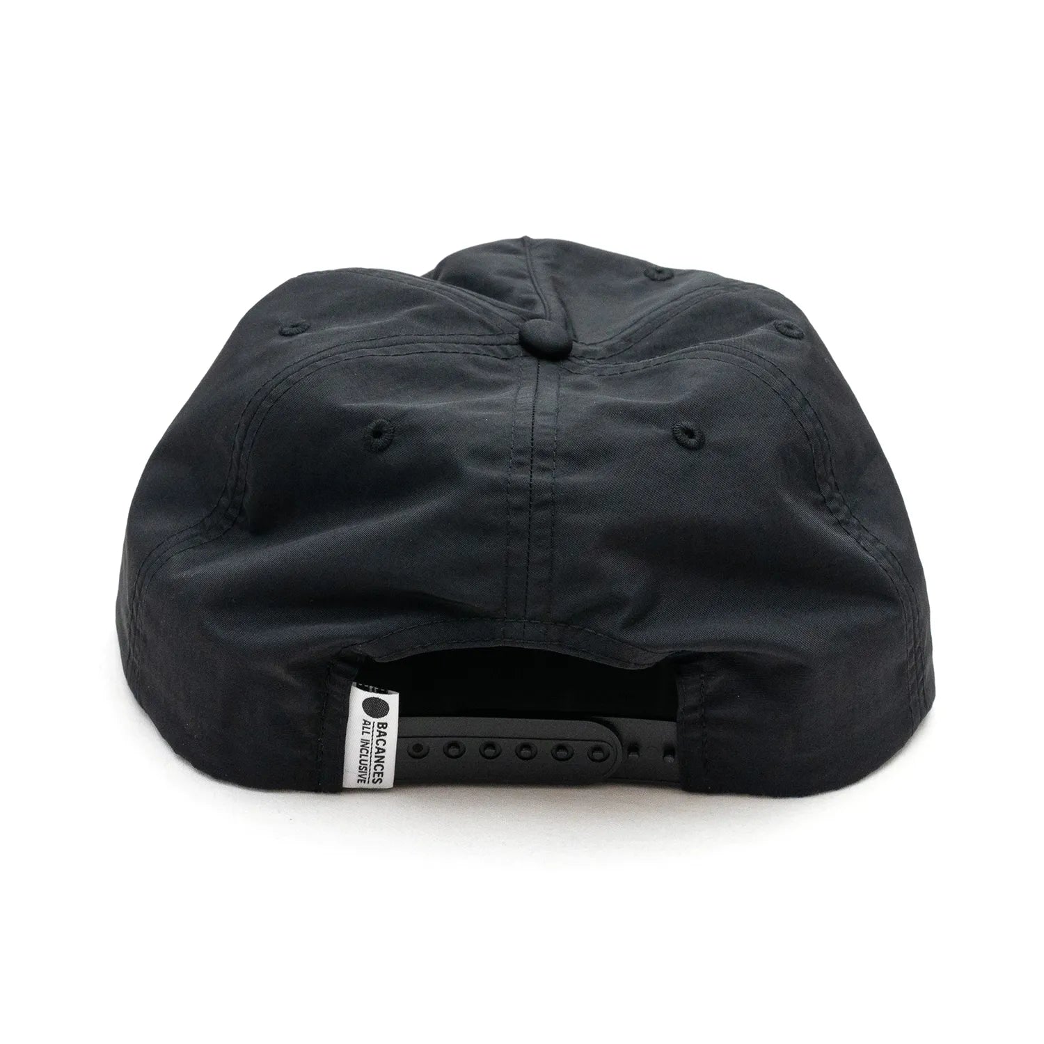 BACANCES(バカンシーズ)のフロントにデザインが刺繍されたナイロン製のキャップ「BC SKEM NYLON CAP(SAKE)」のBLACKカラーの背面からの商品写真