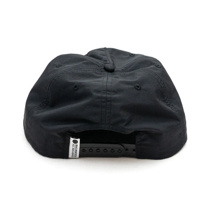 BACANCES(バカンシーズ)のフロントにデザインが刺繍されたナイロン製のキャップ「BC SKEM NYLON CAP(SAKE)」のBLACKカラーの背面からの商品写真