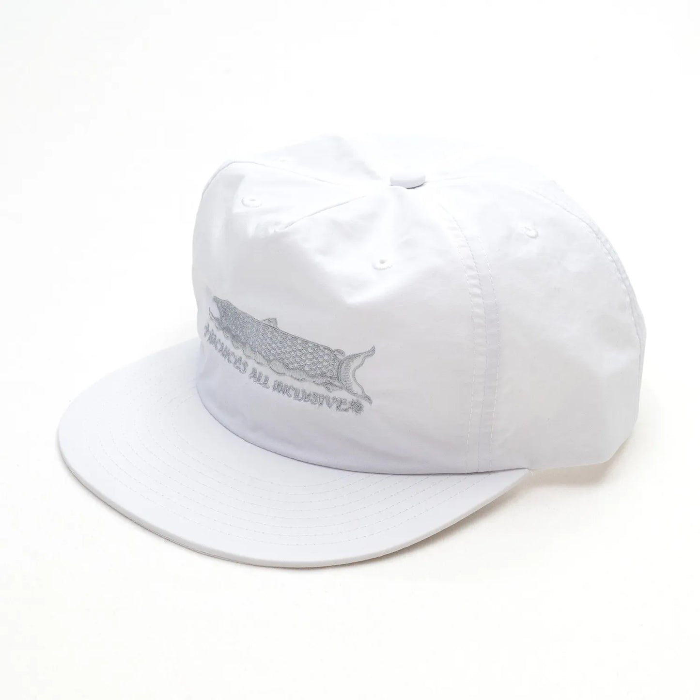 BACANCES(バカンシーズ)のフロントにデザインが刺繍されたナイロン製のキャップ「BC SKEM NYLON CAP(SAKE)」のWHITEカラーの左斜め手前からの商品写真