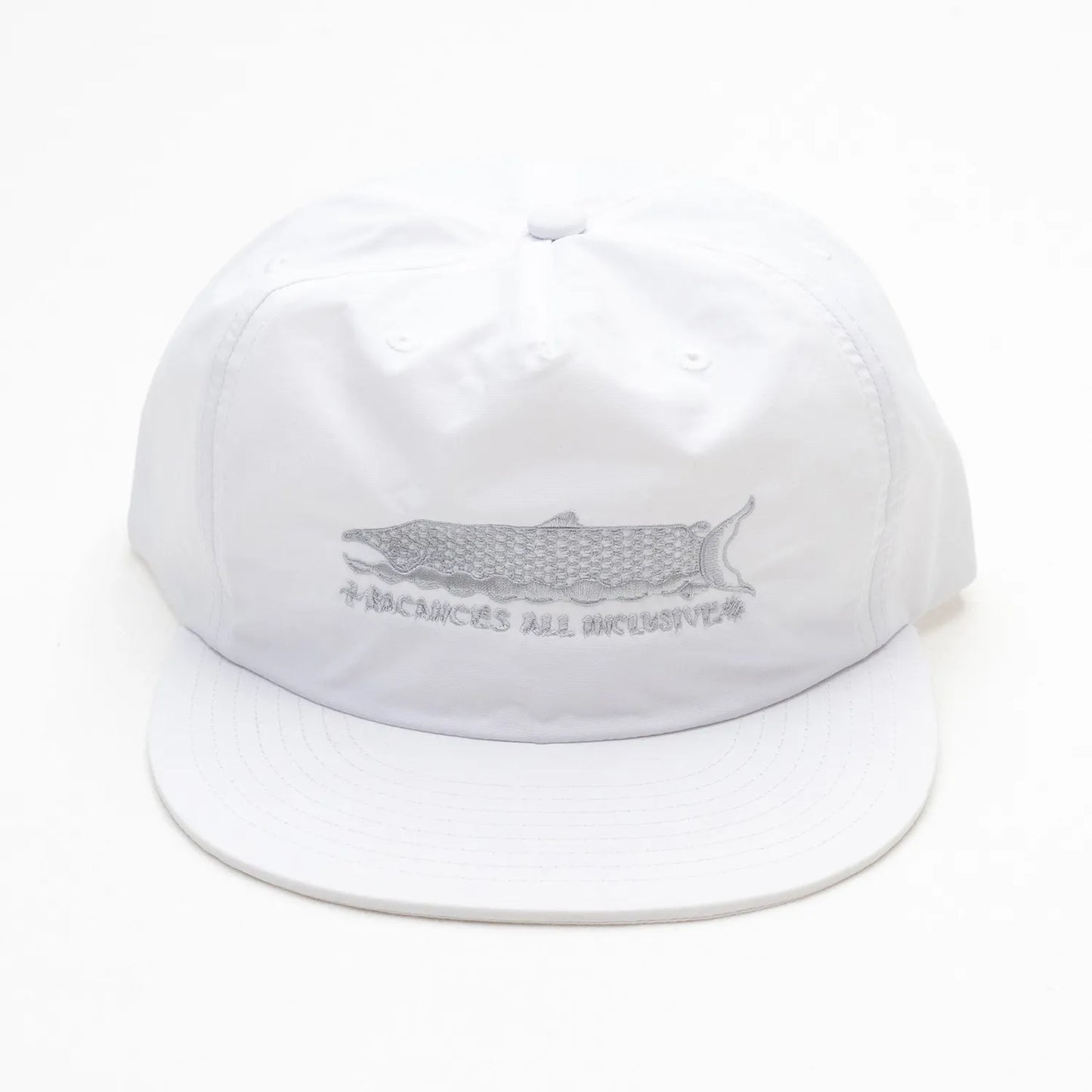 BACANCES(バカンシーズ)のフロントにデザインが刺繍されたナイロン製のキャップ「BC SKEM NYLON CAP(SAKE)」のWHITEカラーの正面からの商品写真