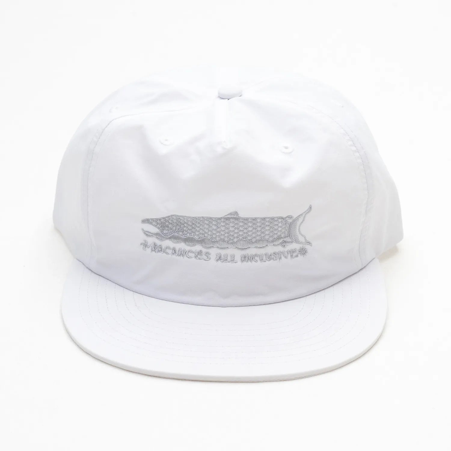 BACANCES(バカンシーズ)のフロントにデザインが刺繍されたナイロン製のキャップ「BC SKEM NYLON CAP(SAKE)」のWHITEカラーの正面からの商品写真