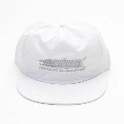 BACANCES(バカンシーズ)のフロントにデザインが刺繍されたナイロン製のキャップ「BC SKEM NYLON CAP(SAKE)」のWHITEカラーの正面からの商品写真