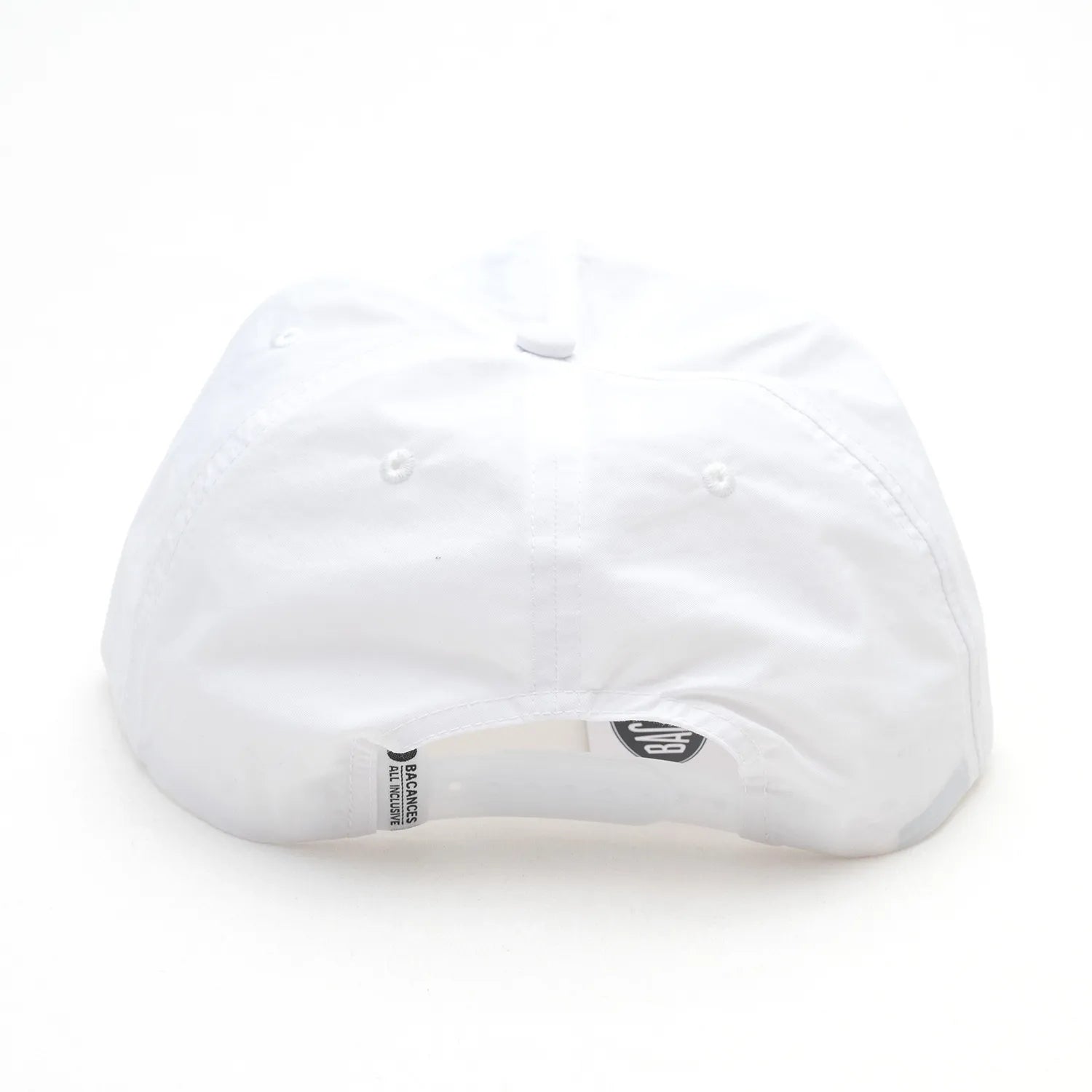 BACANCES(バカンシーズ)のフロントにデザインが刺繍されたナイロン製のキャップ「BC SKEM NYLON CAP(SAKE)」のWHITEカラーの背面からの商品写真