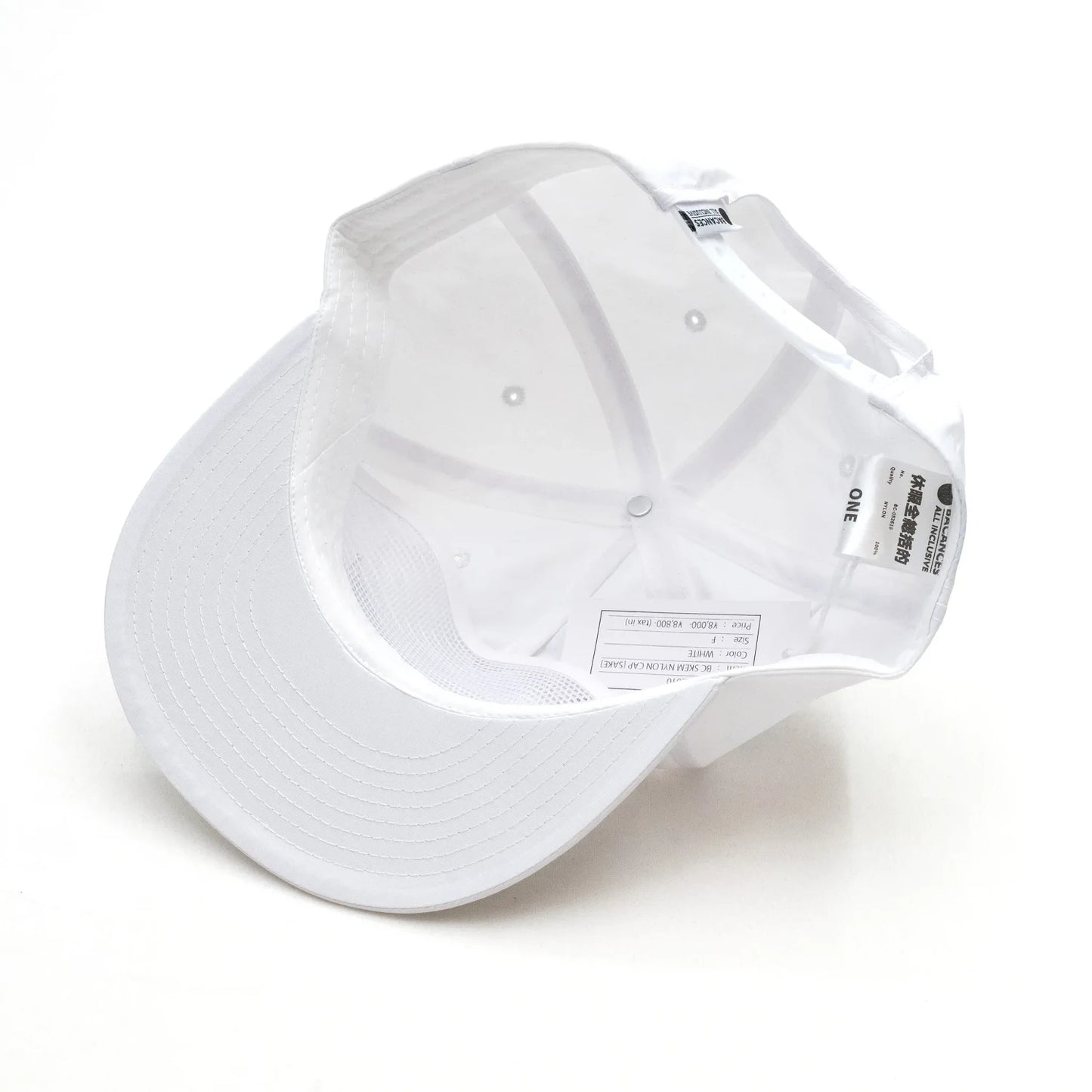 BACANCES(バカンシーズ)のフロントにデザインが刺繍されたナイロン製のキャップ「BC SKEM NYLON CAP(SAKE)」のWHITEカラーの被り口の写真