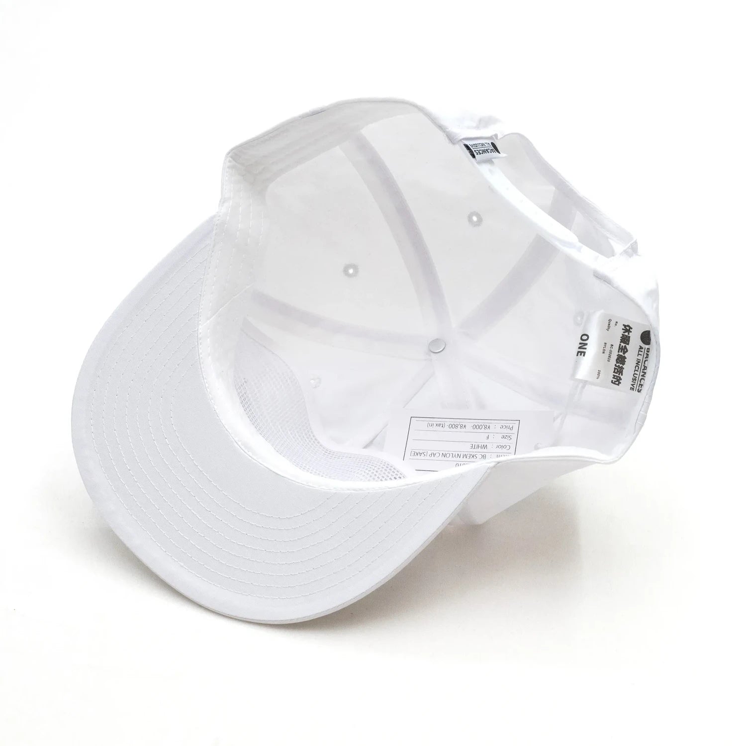 BACANCES(バカンシーズ)のフロントにデザインが刺繍されたナイロン製のキャップ「BC SKEM NYLON CAP(SAKE)」のWHITEカラーの被り口の写真