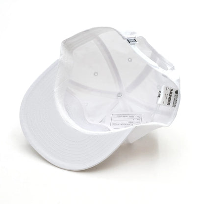 BACANCES(バカンシーズ)のフロントにデザインが刺繍されたナイロン製のキャップ「BC SKEM NYLON CAP(SAKE)」のWHITEカラーの被り口の写真