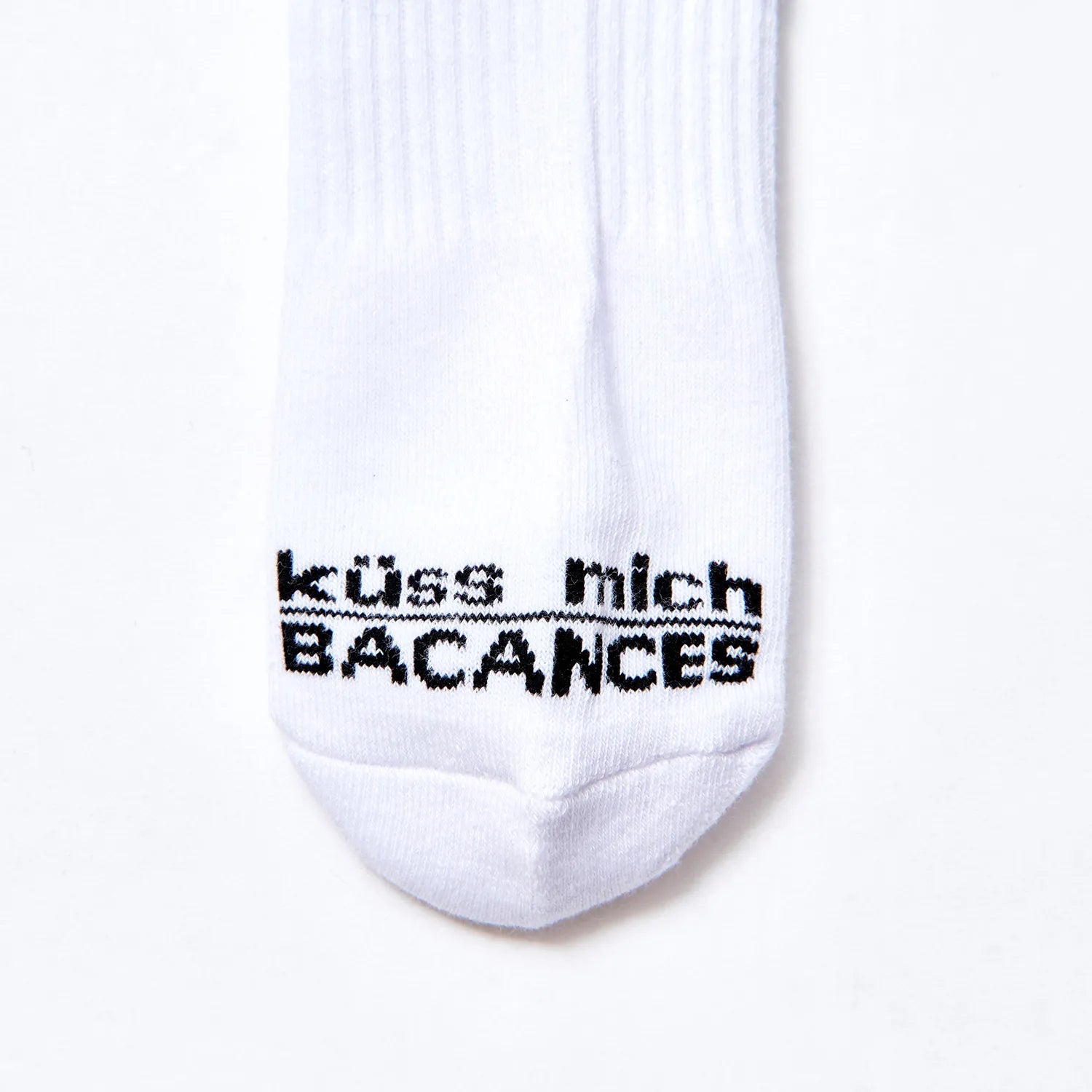 柳町唯による「BACANCES ALL INCLUSIVE(バカンシーズ オールインクルーシブ)」のURLAUBと脛部に大きくデザインされたソックス「BC SOX URLAUB」の爪先部分のデザイン写真