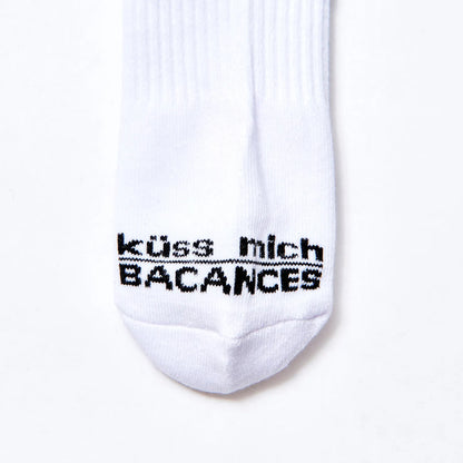 柳町唯による「BACANCES ALL INCLUSIVE(バカンシーズ オールインクルーシブ)」のURLAUBと脛部に大きくデザインされたソックス「BC SOX URLAUB」の爪先部分のデザイン写真