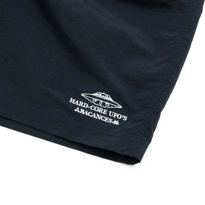 BACANCESのナイロン製の水陸両用ショーツ「BC NYLON SHORTS HARDCORE UFO'S LOGO」のBLACKカラーの左裾の刺繍デザインの写真