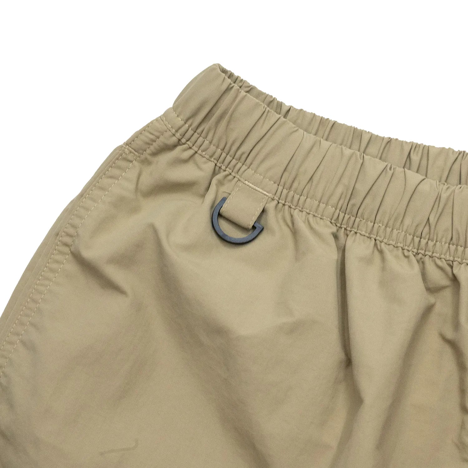 BACANCESのナイロン製の水陸両用ショーツ「BC NYLON SHORTS HARDCORE UFO'S LOGO」のCOYOTEカラーのウエストに付属するキーリングの写真