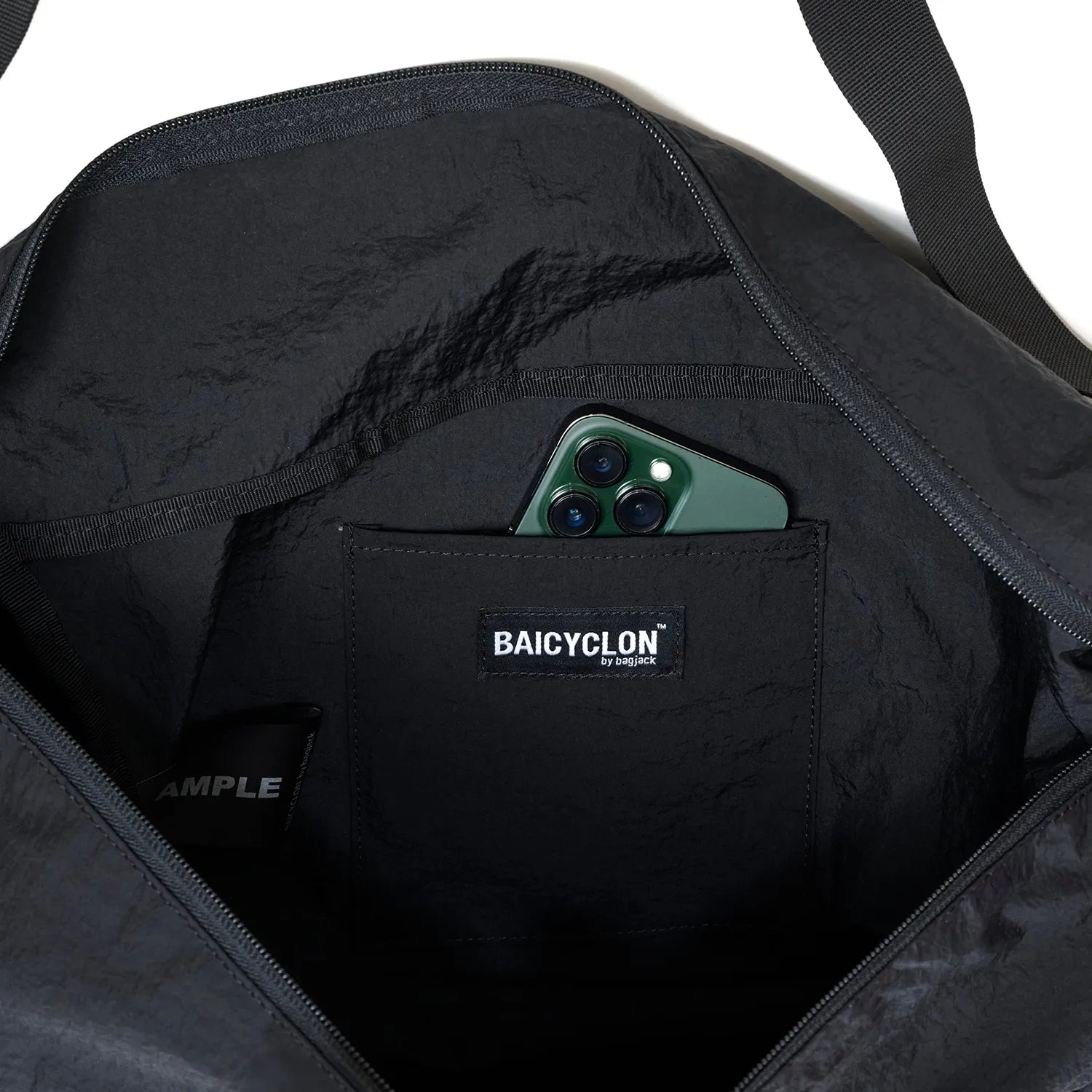 BAICYCLON(バイシクロン)の撥水加工を施した100Dコーデュラナイロンでアップデートされた定番ショルダーバッグを「NCL-07 SHOULDER BAG」の内側ポケットの写真