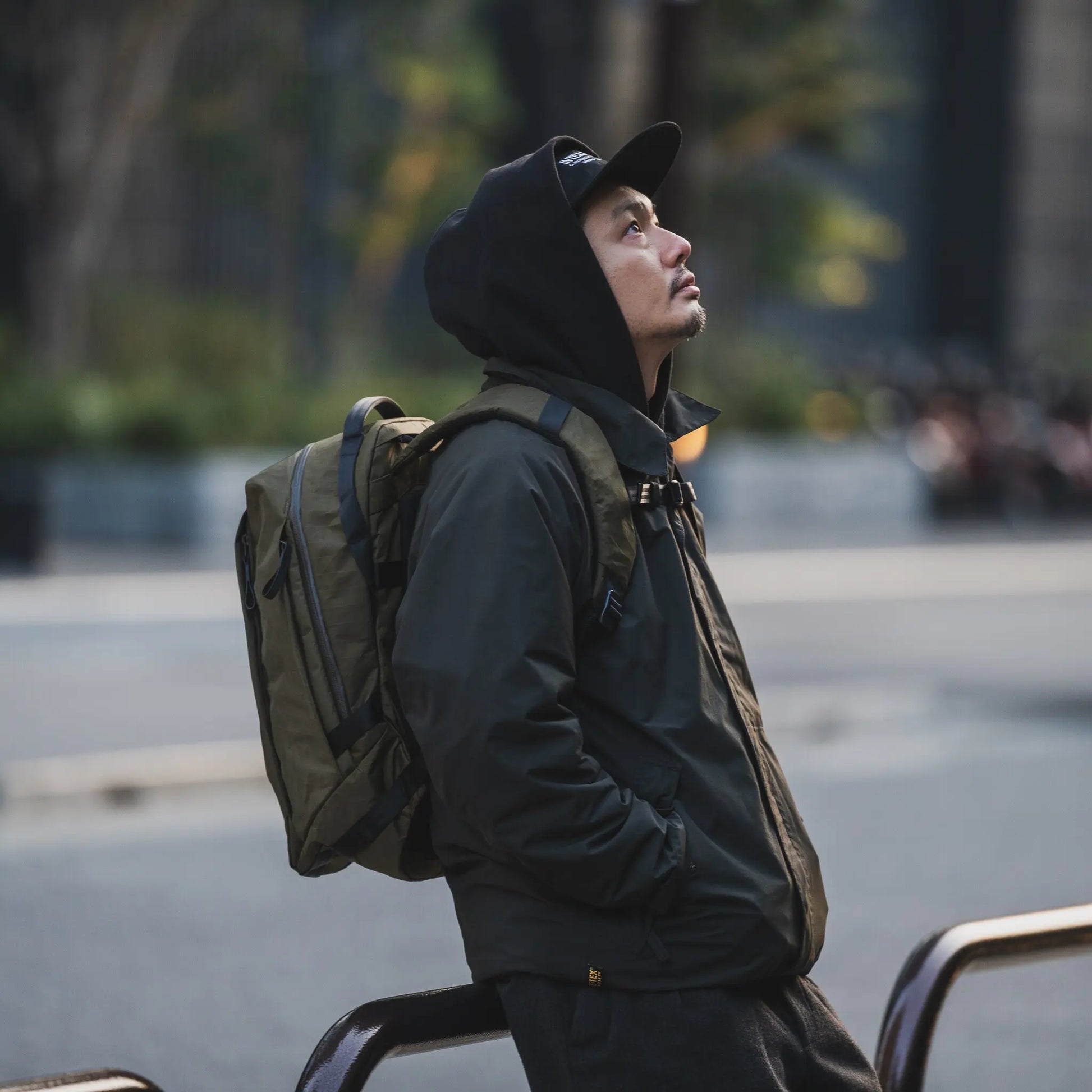 Able Carry | Daily Plus Backpack X-PAC | 横からの着用画像( 別カット)