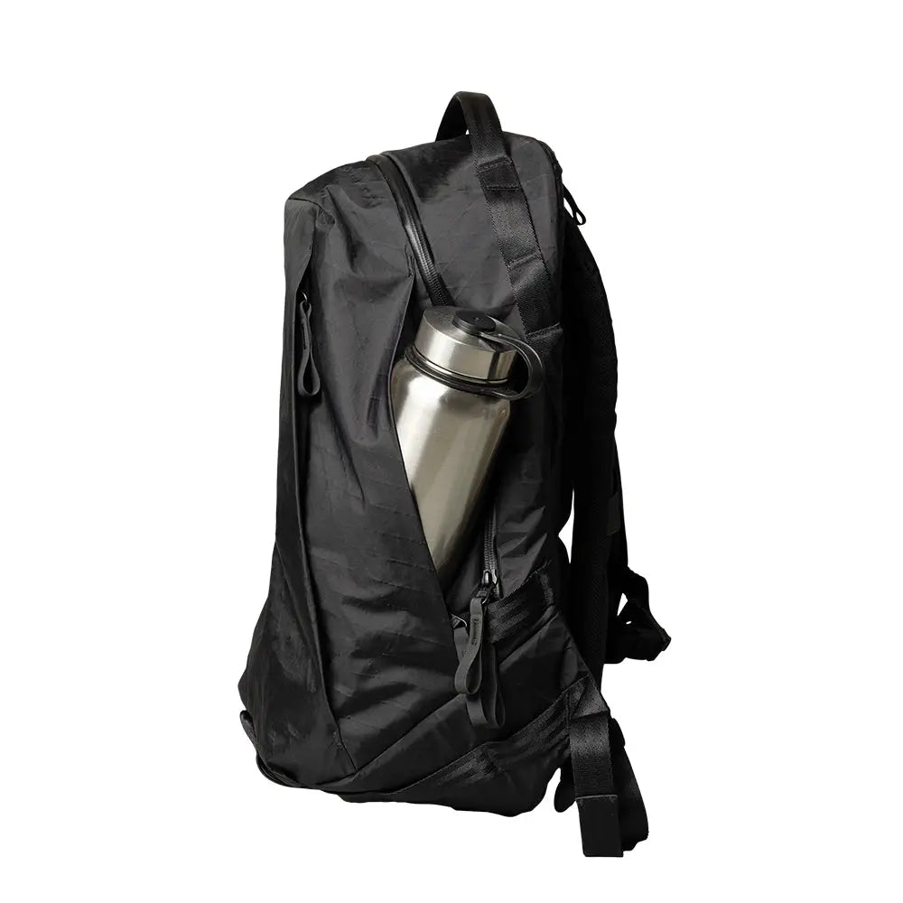 Able Carry | Daily Plus Backpack X-PAC / BLACK | 側面からの商品画像、サイドポケットの開閉