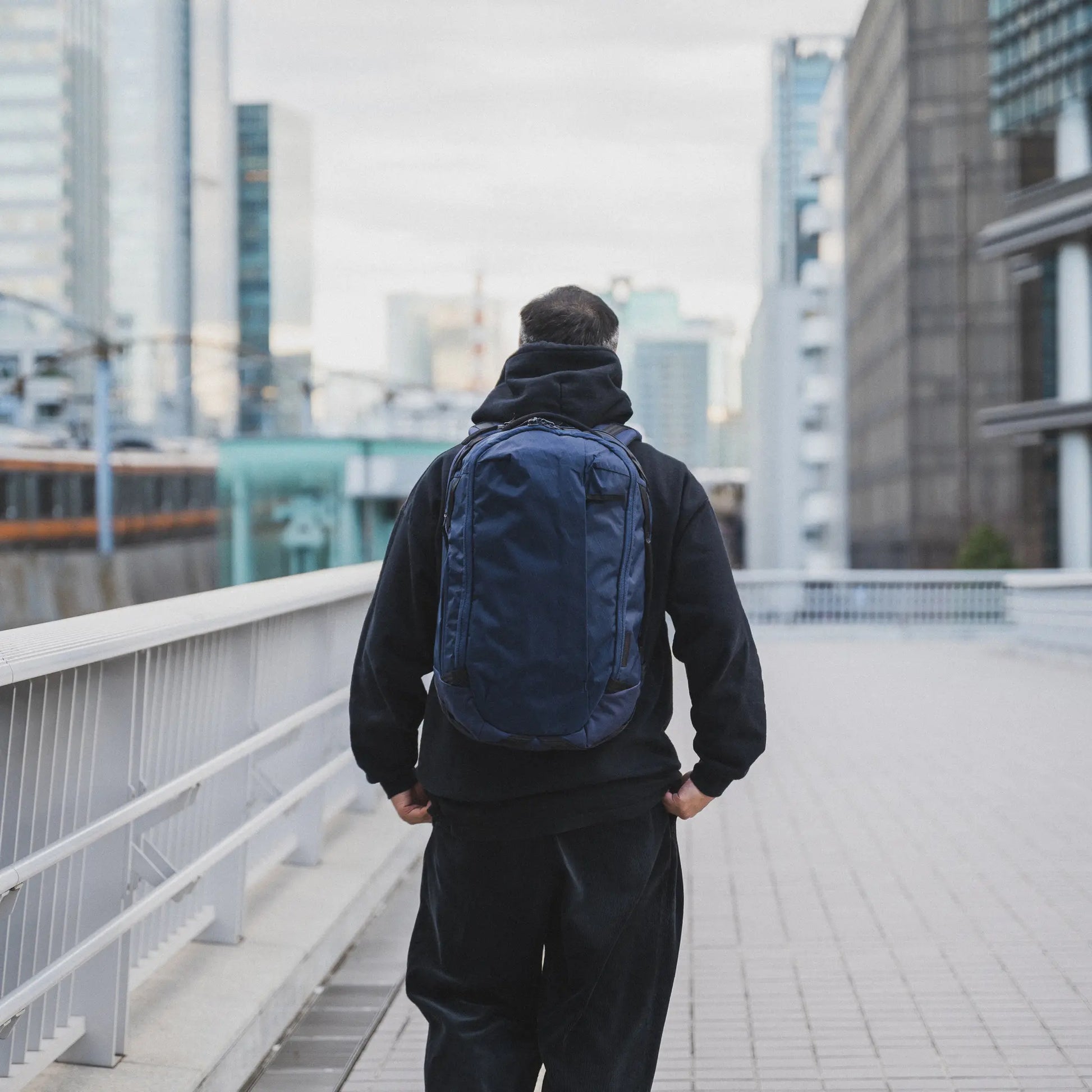 Able Carry | Max Backpack X-PAC / NAVY | 着用画像(背面)