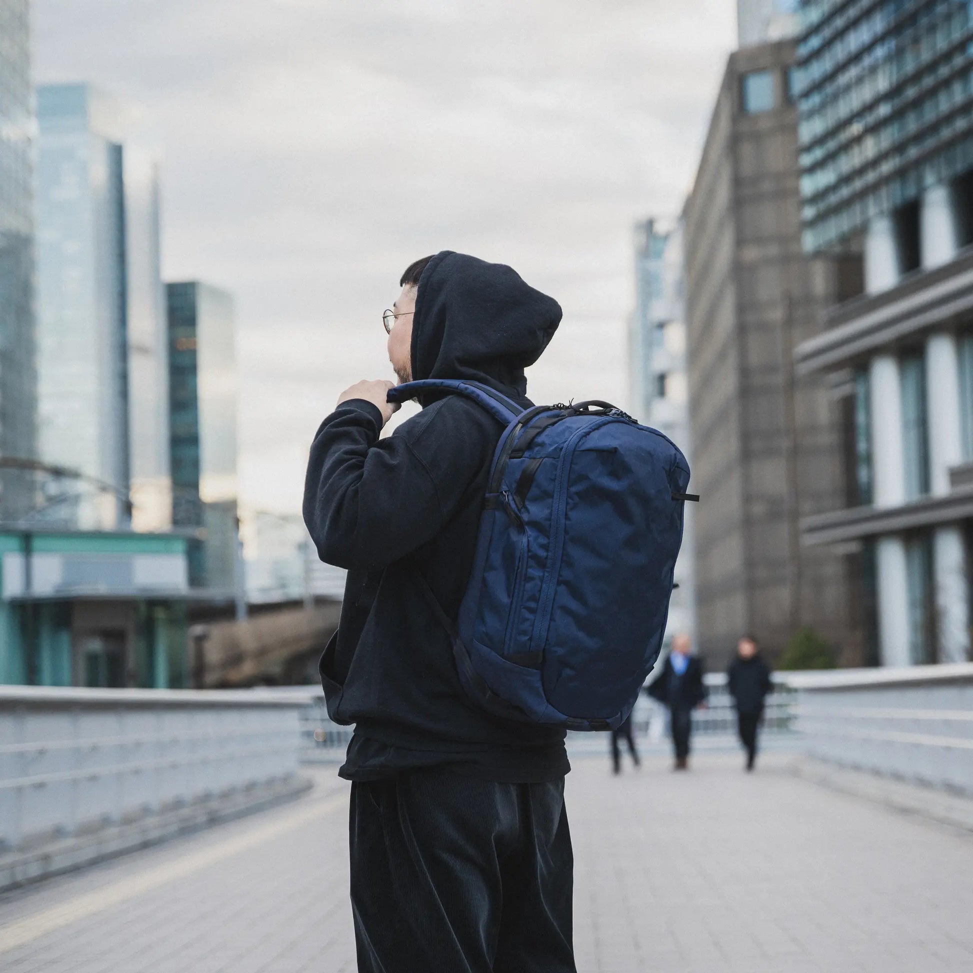 Able Carry | Max Backpack X-PAC / NAVY | 左後ろ斜めからの着用画像