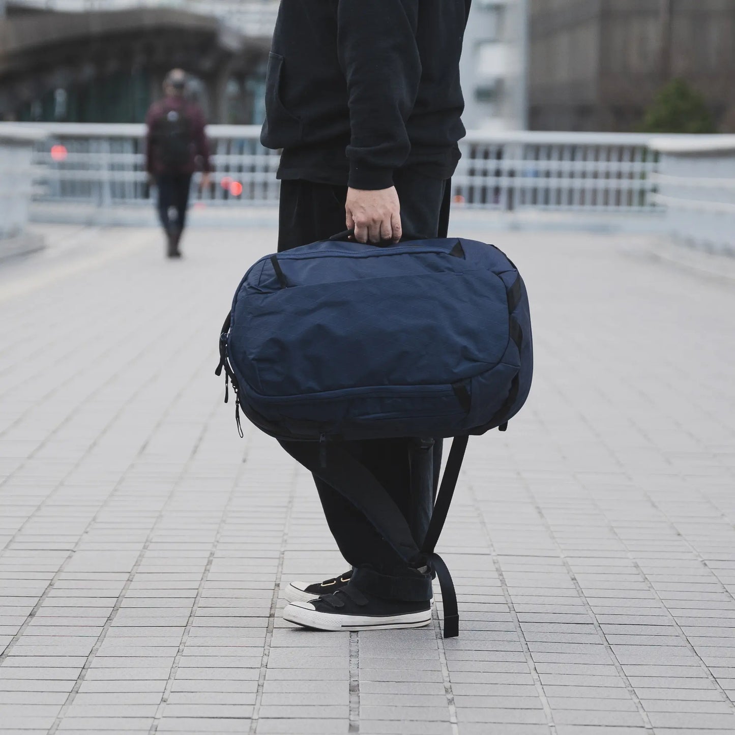 Able Carry | Max Backpack X-PAC / NAVY | 手で持った画像