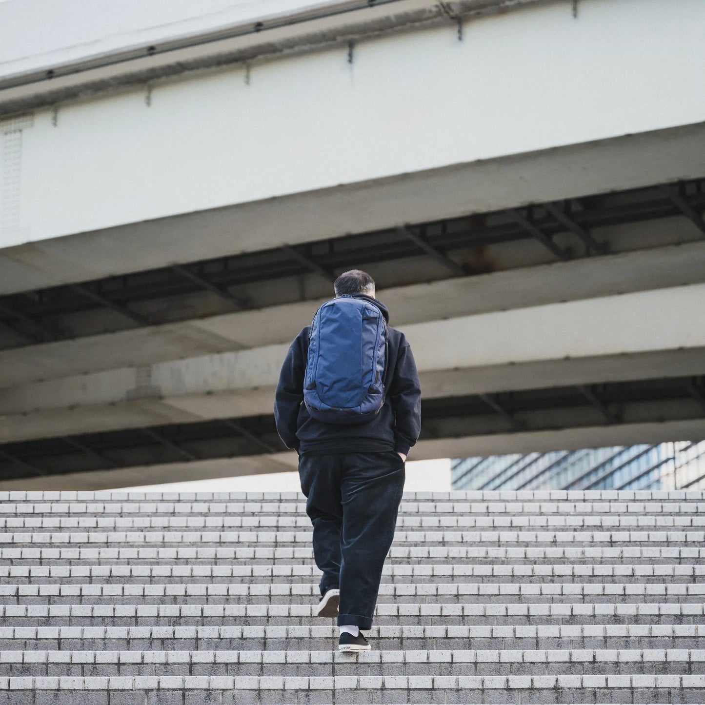 Able Carry | Max Backpack X-PAC / NAVY | 背面からの着用画像