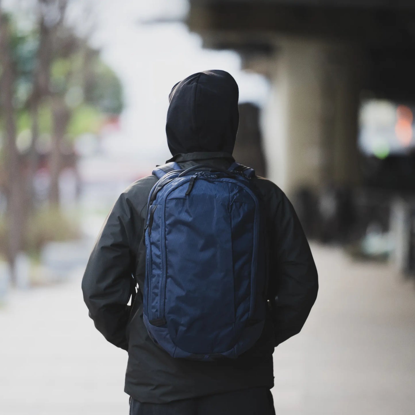 Able Carry | Max Backpack X-PAC / NAVY | 背面からの着用画像