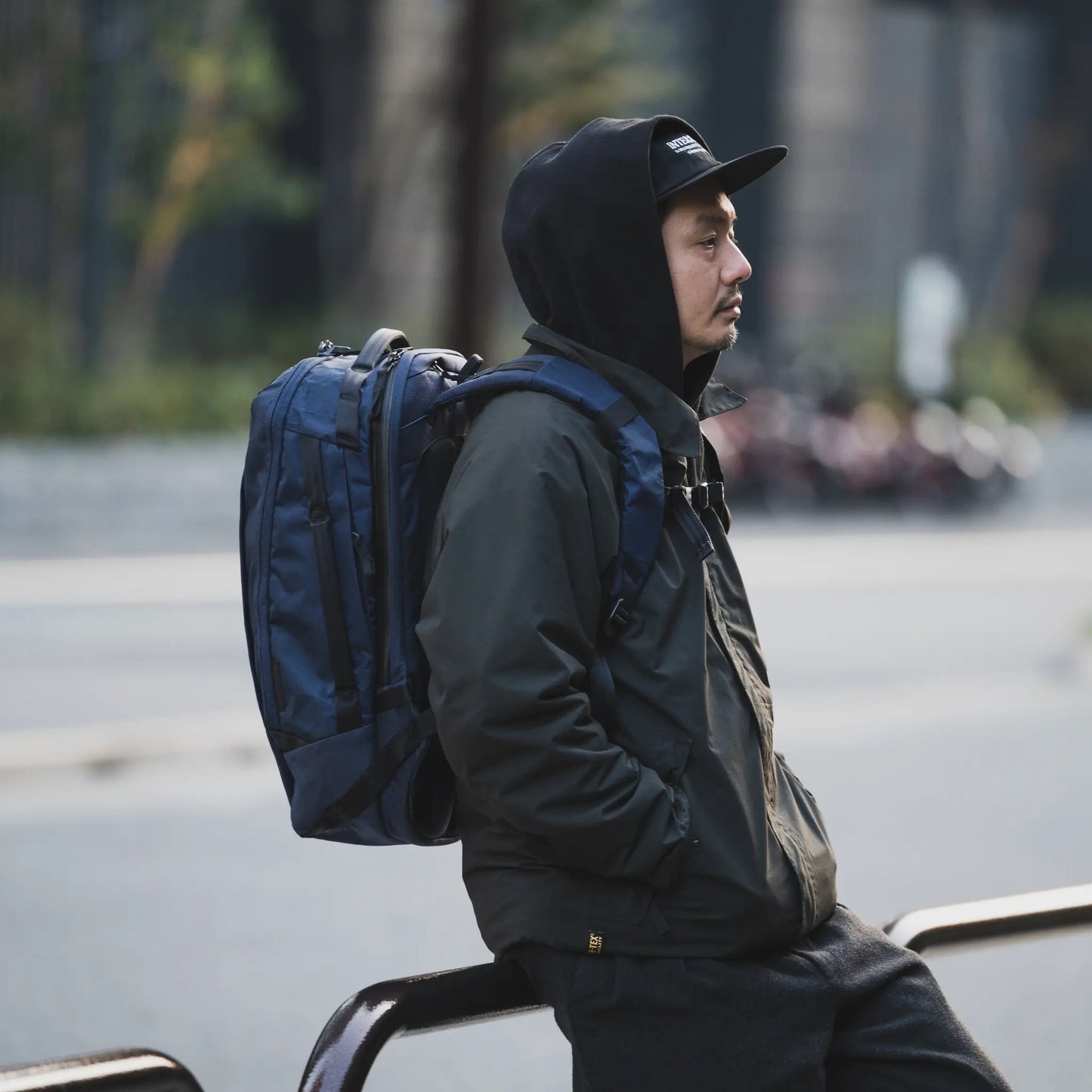 Able Carry | Max Backpack X-PAC / NAVY | 側面からの着用画像