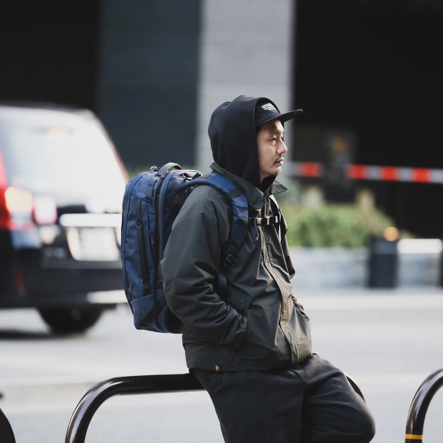 Able Carry | Max Backpack X-PAC / NAVY | 側面からの着用画像(中距離)