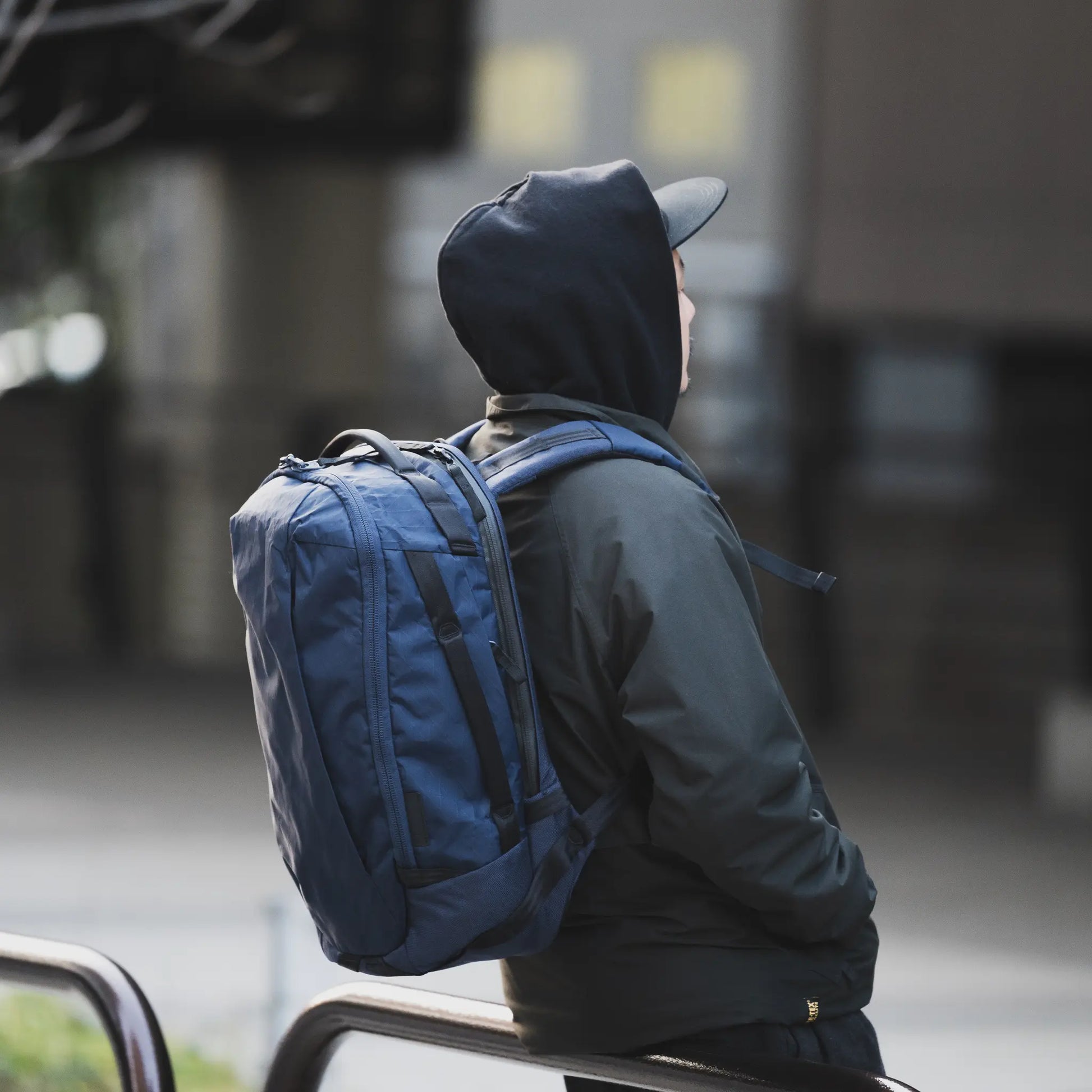 Able Carry | Max Backpack X-PAC / NAVY | 後ろ側面からの着用画像