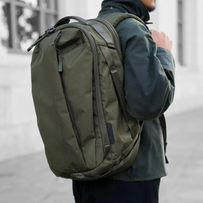 ABLE CARRYの「X-PAC」を使用した新作バックパック「MAX EDC」の「EARTH GREEN」カラーの着用写真