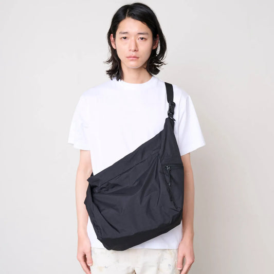 BAICYCLON(バイシクロン)の軽量なナイロン性ショルダーバッグ「BCL-28 SHOULDER BAG（210D NYLON）」のBLACKの正面からの着用写真