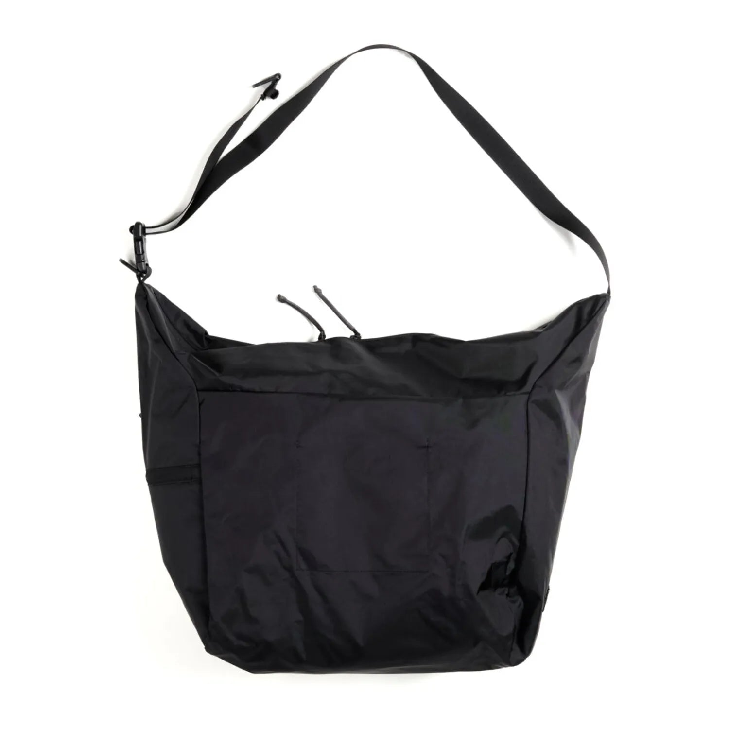 BAICYCLON(バイシクロン)の軽量なナイロン性ショルダーバッグ「BCL-28 SHOULDER BAG（210D NYLON）」のBLACKの背面からの商品写真