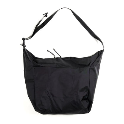 BAICYCLON(バイシクロン)の軽量なナイロン性ショルダーバッグ「BCL-28 SHOULDER BAG（210D NYLON）」のBLACKの背面からの商品写真