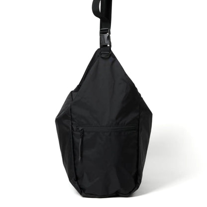 BAICYCLON(バイシクロン)の軽量なナイロン性ショルダーバッグ「BCL-28 SHOULDER BAG（210D NYLON）」のBLACKの側面からの商品写真