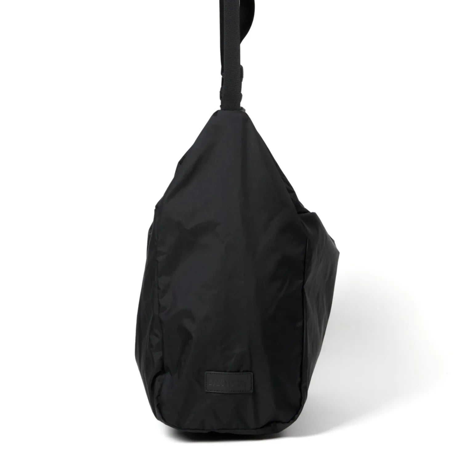 BAICYCLON(バイシクロン)の軽量なナイロン性ショルダーバッグ「BCL-28 SHOULDER BAG（210D NYLON）」のBLACKの逆側面からの商品写真