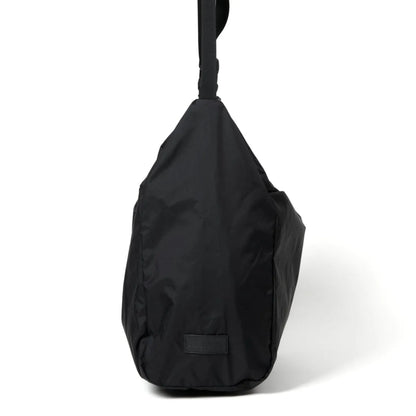 BAICYCLON(バイシクロン)の軽量なナイロン性ショルダーバッグ「BCL-28 SHOULDER BAG（210D NYLON）」のBLACKの逆側面からの商品写真