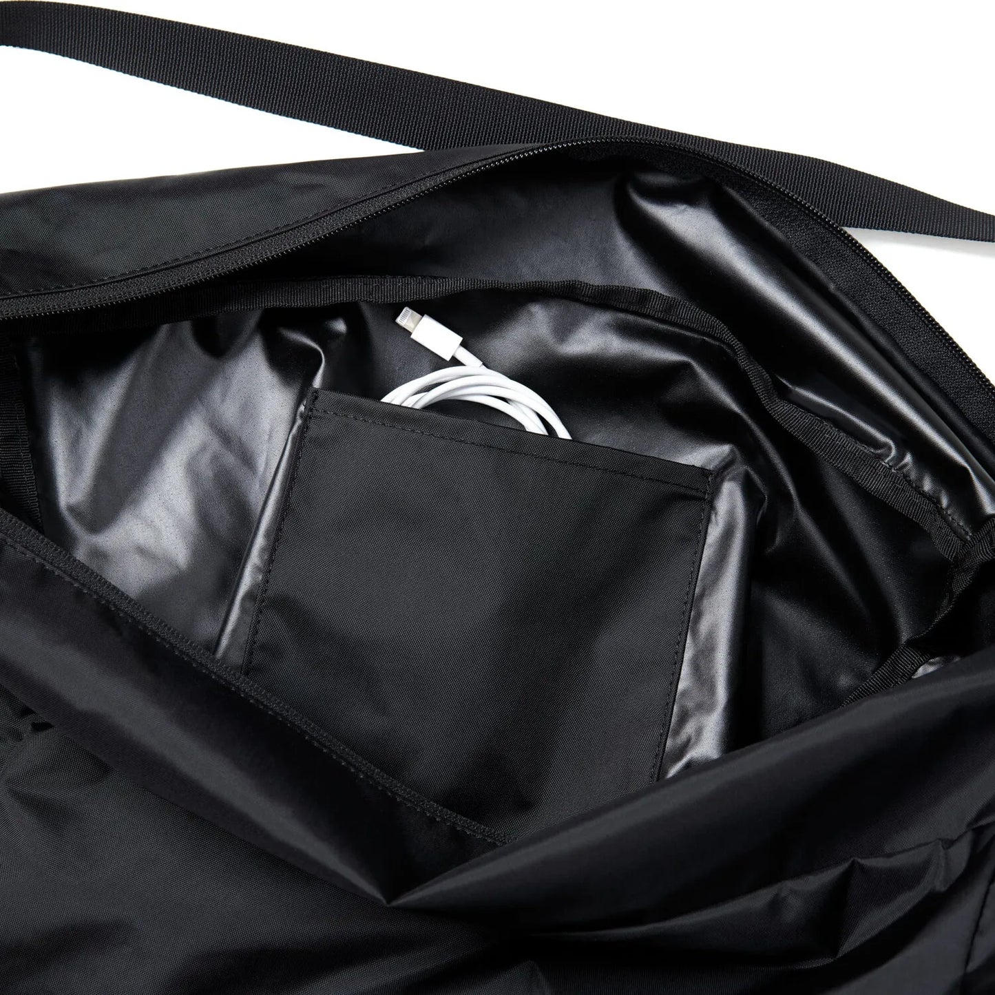 BAICYCLON(バイシクロン)の軽量なナイロン性ショルダーバッグ「BCL-28 SHOULDER BAG（210D NYLON）」のBLACKの内部ポケットの写真