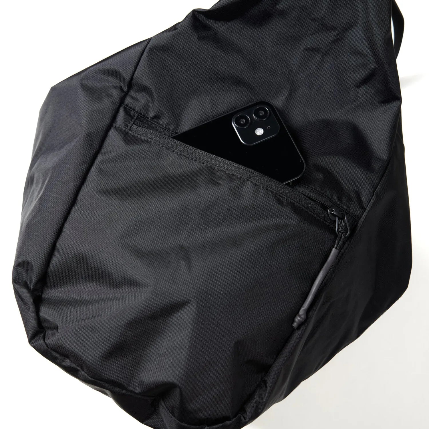 BAICYCLON(バイシクロン)の軽量なナイロン性ショルダーバッグ「BCL-28 SHOULDER BAG（210D NYLON）」のBLACKの側面サイドポケットの写真