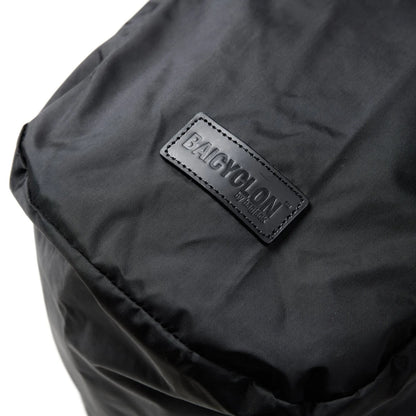 BAICYCLON(バイシクロン)の軽量なナイロン性ショルダーバッグ「BCL-28 SHOULDER BAG（210D NYLON）」のBLACKのサイドに配されたブランドタグの写真