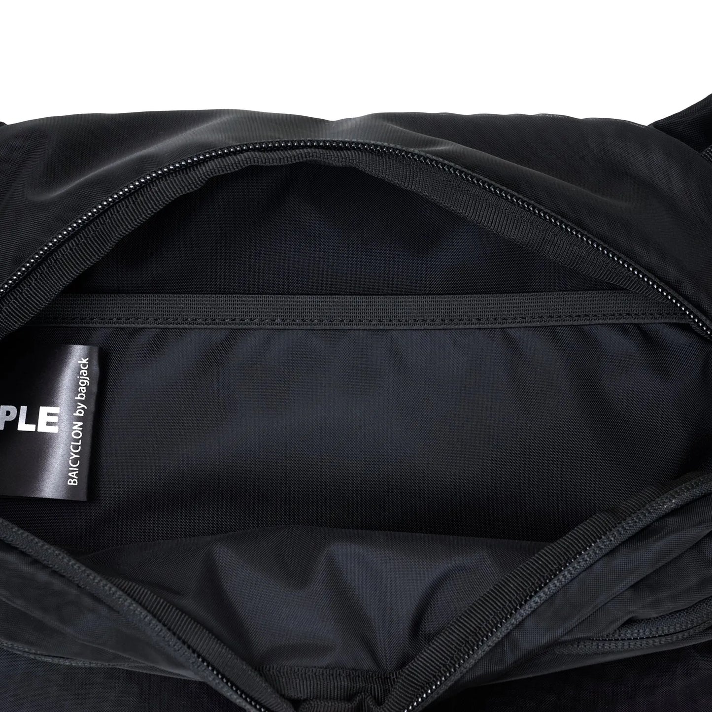 BAICYCLON(バイシクロン)の小型ショルダーバッグ「BCL-140 2WAY BAG (MESH COMBI)」のメインポケットの内部写真