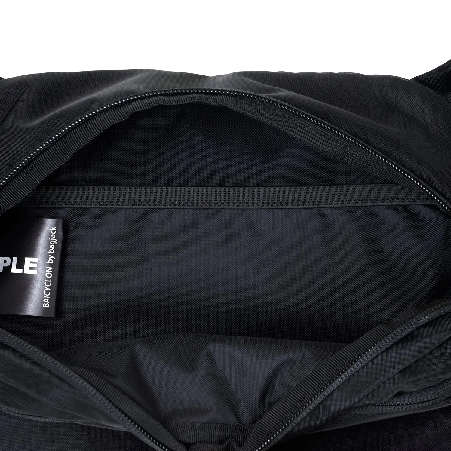BAICYCLON(バイシクロン)の小型ショルダーバッグ「BCL-140 2WAY BAG (MESH COMBI)」のメインポケットの内部写真