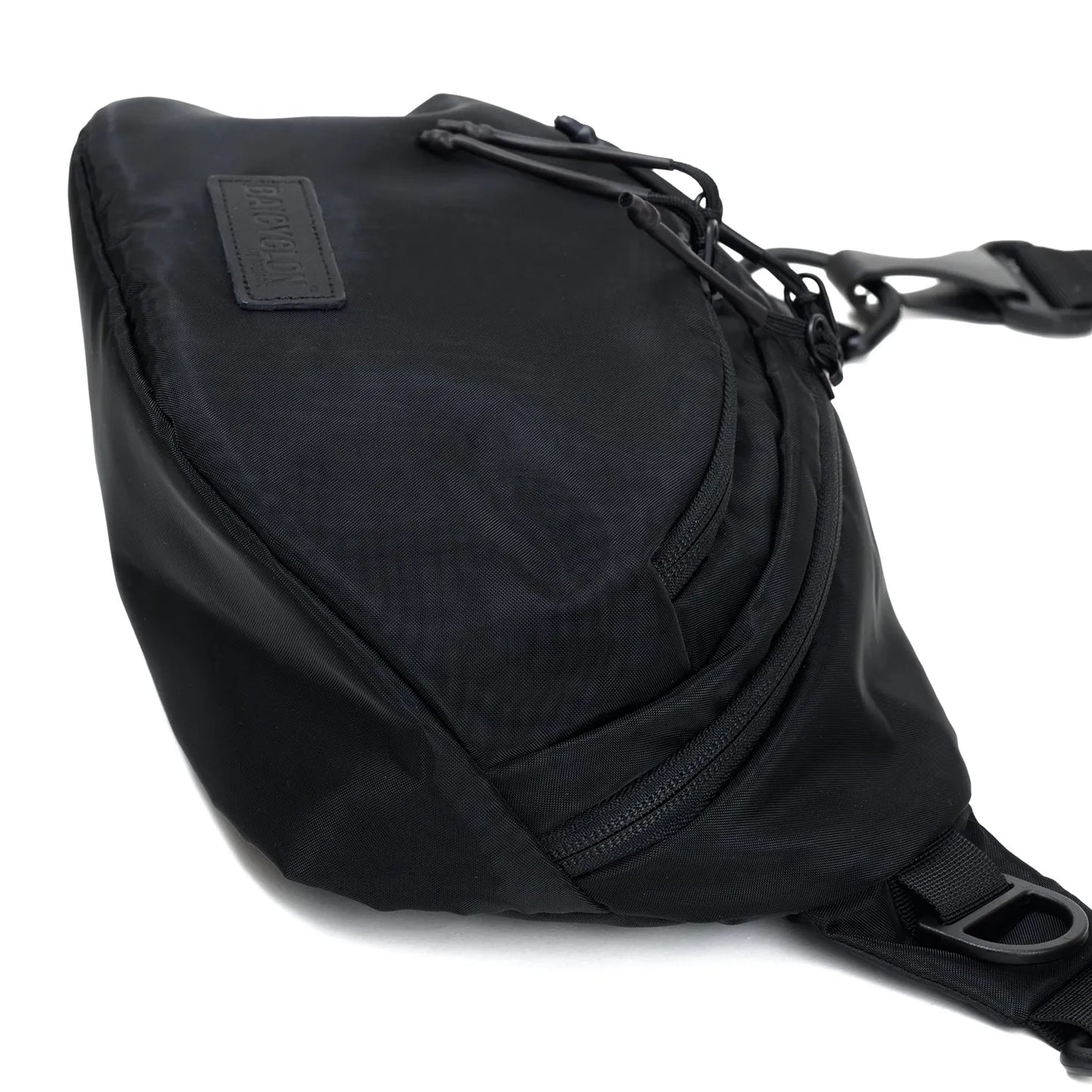 BAICYCLON(バイシクロン)の小型ショルダーバッグ「BCL-140 2WAY BAG (MESH COMBI)」の斜めからの近接写真