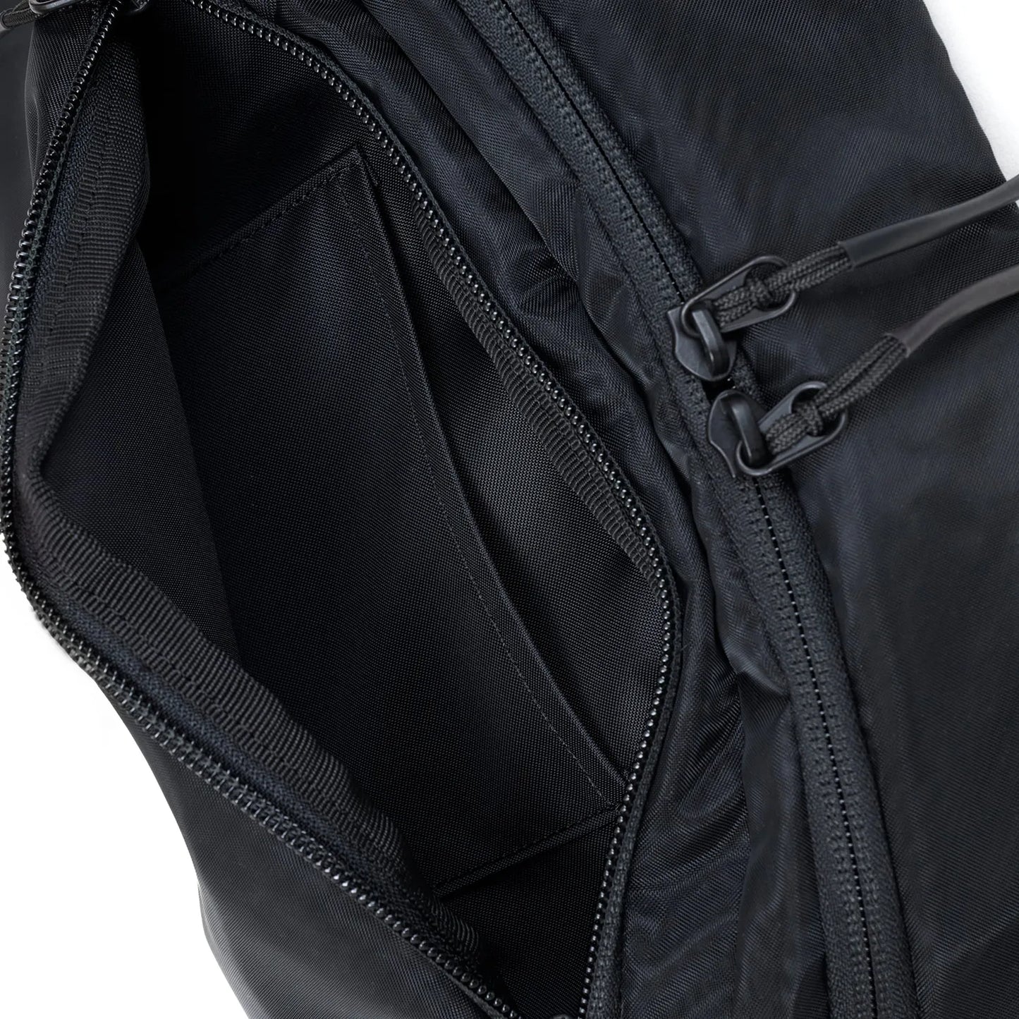 BAICYCLON(バイシクロン)の小型ショルダーバッグ「BCL-140 2WAY BAG (MESH COMBI)」のポケット内部の近接写真